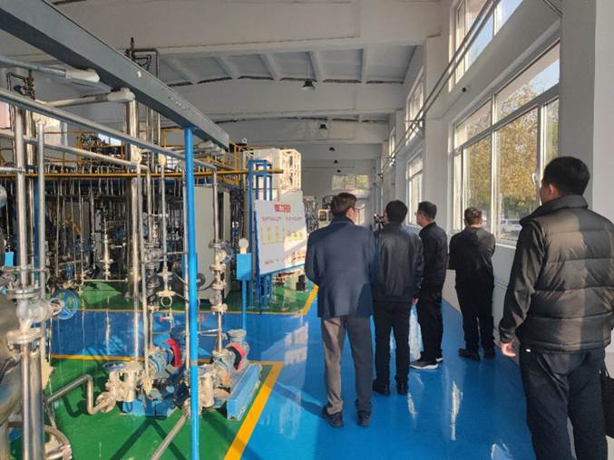 人们站在火车旁 AI 生成的内容可能不正确。