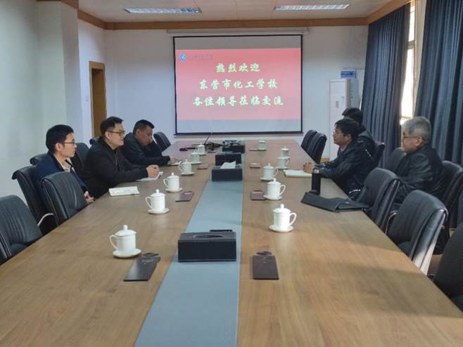 会议室里的人们 AI 生成的内容可能不正确。